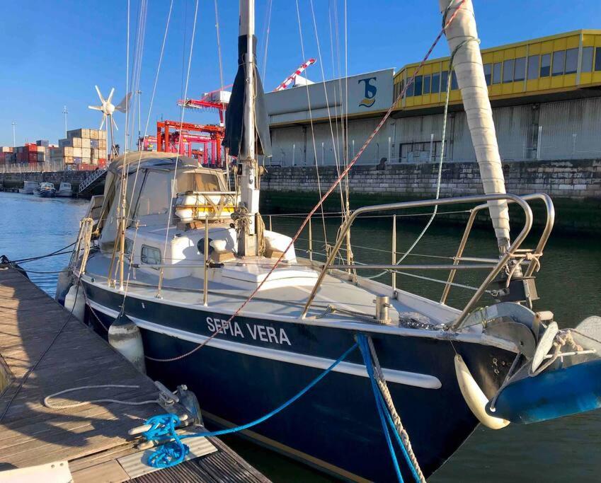 Cozy Lisbon Marina Sleepaboard - Sail Away Hotel Exterior foto